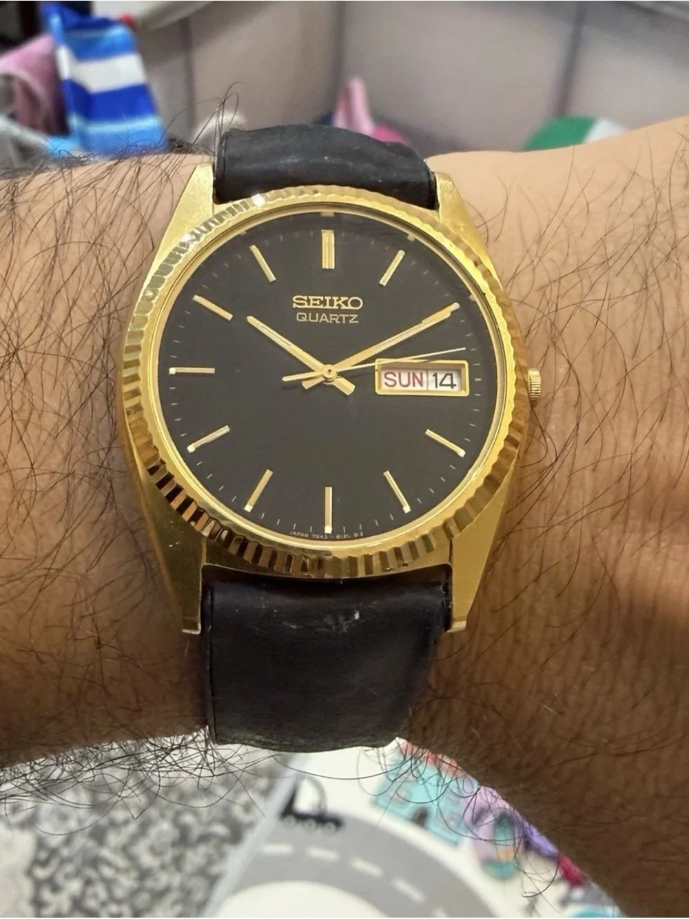 Vintage Seiko 7N43-8A10 Mens Gold Tone Fluted Bezel Black Dial Quartz Watch Day